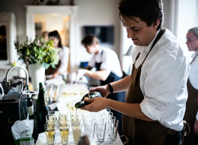 How Do You Cater for Large Parties Efficiently and Impressively?
